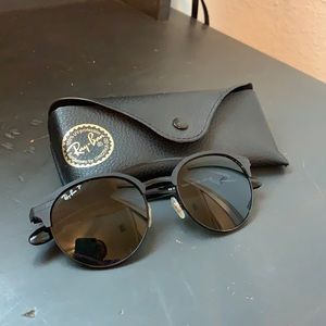 Black circular Ray Bans with case